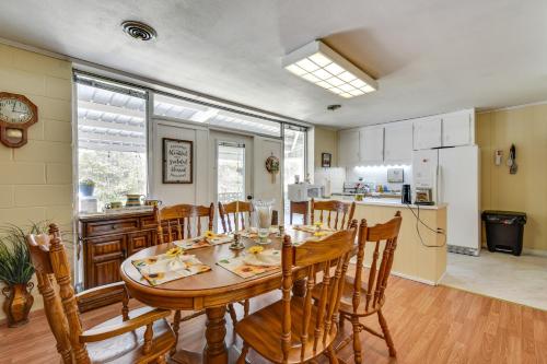 una cucina e una sala da pranzo con tavolo e sedie di Seneca Abode with Furnished Deck Less Than 10 Mi to Clemson! a Seneca