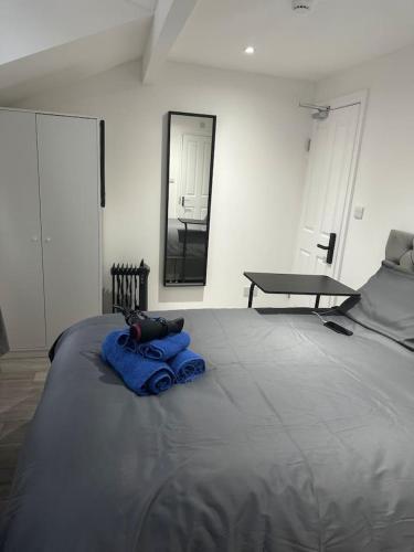 une chambre avec un lit avec une serviette bleue dessus dans l'établissement London Eye,Big Ben 10 mins away, à Londres