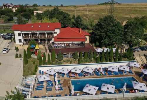 einen Luftblick auf ein Resort mit einem Pool in der Unterkunft Pensiunea Lebada in Tulcea