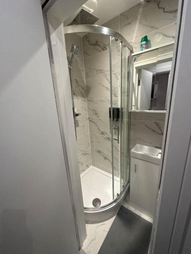 a white bathroom with a shower and a toilet at Buckingham Palace 15minutes away in London