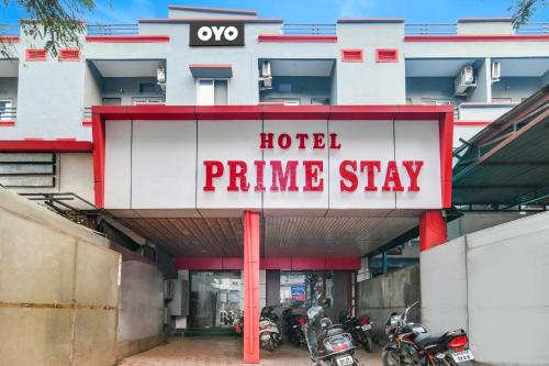 um sinal de estadia privilegiada do hotel em frente a um edifício em Super Townhouse1306 Hotel Prime Stay em Indore