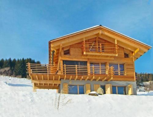 een blokhut in de sneeuw met sneeuw bij Chalet sur Piste in Les Collons