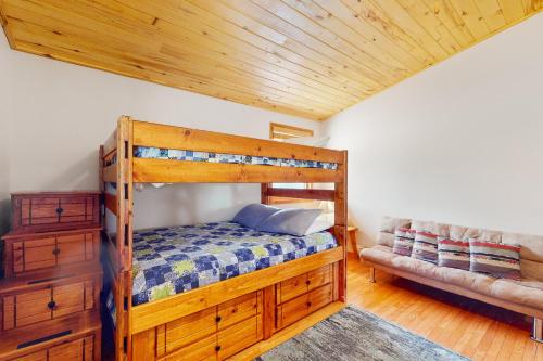1 dormitorio con litera y sofá en The Mountain Artist's Retreat, en Florissant