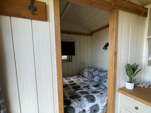 Giường trong phòng chung tại The Shepherds Hut Glyncoch Llangrannog