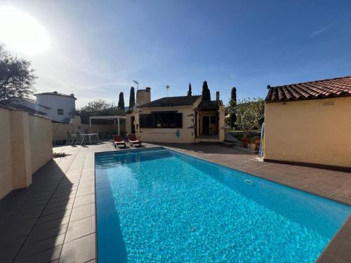 a swimming pool in front of a house at Villa Franca privat pool in L'Estartit