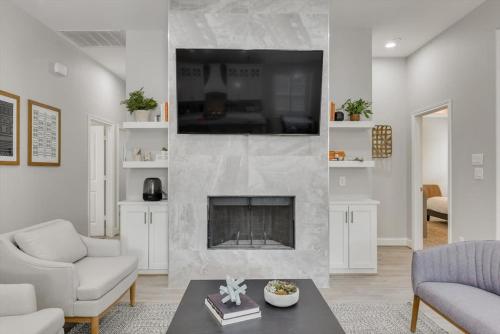 Μια τηλεόραση ή/και κέντρο ψυχαγωγίας στο Trendy and Modern home w a Private Pool