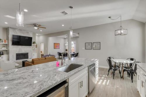 Μια τηλεόραση ή/και κέντρο ψυχαγωγίας στο Trendy and Modern home w a Private Pool