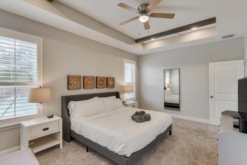 Ένα ή περισσότερα κρεβάτια σε δωμάτιο στο Trendy and Modern home w a Private Pool