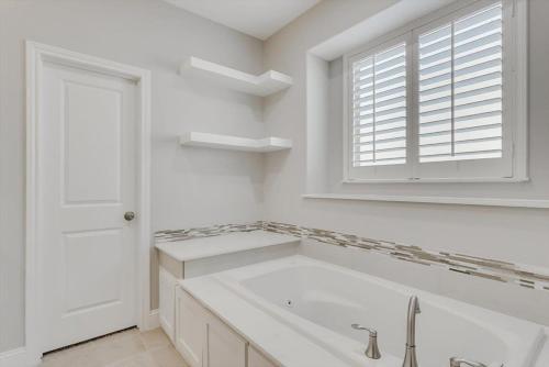 Ένα μπάνιο στο Trendy and Modern home w a Private Pool