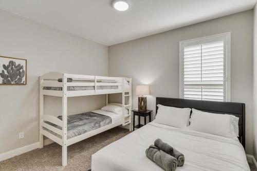 Ένα ή περισσότερα κρεβάτια σε δωμάτιο στο Trendy and Modern home w a Private Pool
