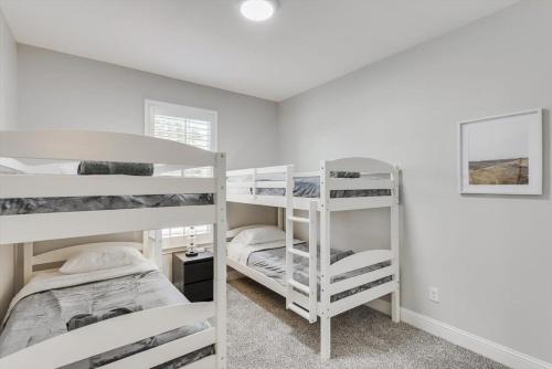 Ένα ή περισσότερα κρεβάτια σε δωμάτιο στο Trendy and Modern home w a Private Pool