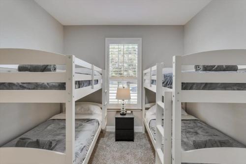 Ένα ή περισσότερα κρεβάτια σε δωμάτιο στο Trendy and Modern home w a Private Pool
