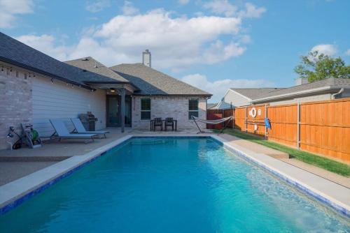 Πισίνα στο ή κοντά στο Trendy and Modern home w a Private Pool
