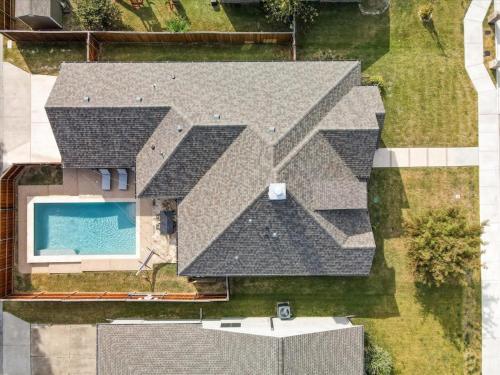 Πισίνα στο ή κοντά στο Trendy and Modern home w a Private Pool