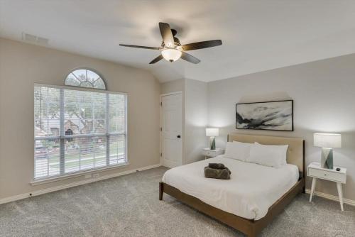 Ένα ή περισσότερα κρεβάτια σε δωμάτιο στο Spacious and Luxury Home w Cinema Room and Pool