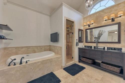 Ένα μπάνιο στο Gorgeous Vacation Home w Private Pool