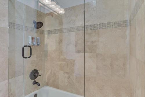 Ένα μπάνιο στο Gorgeous Vacation Home w Private Pool