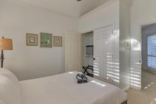 Ένα ή περισσότερα κρεβάτια σε δωμάτιο στο Gorgeous Vacation Home w Private Pool