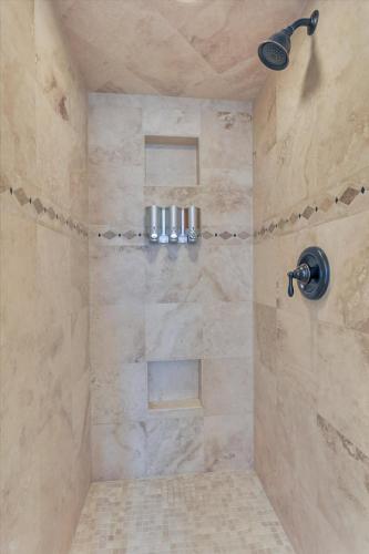 Ένα μπάνιο στο Gorgeous Vacation Home w Private Pool