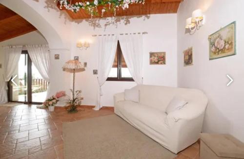 a living room with a white couch and a ceiling at Il Rifugio della Quiete in Scicli