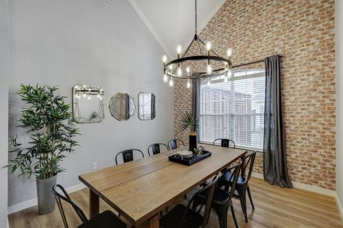 Gambar di galeri bagi Stylish Spacious Convenient - 6-BD 2 5-BA + Pool di Haltom City