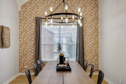 Gambar di galeri bagi Stylish Spacious Convenient - 6-BD 2 5-BA + Pool di Haltom City