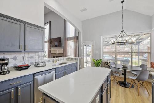 Dapur atau dapur kecil di Stylish Spacious Convenient - 6-BD 2 5-BA + Pool