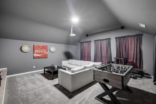 Gambar di galeri bagi Stylish Spacious Convenient - 6-BD 2 5-BA + Pool di Haltom City