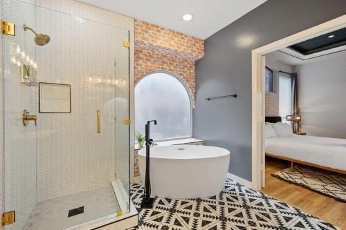 Bilik mandi di Stylish Spacious Convenient - 6-BD 2 5-BA + Pool