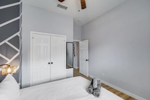 Katil atau katil-katil dalam bilik di Stylish Spacious Convenient - 6-BD 2 5-BA + Pool
