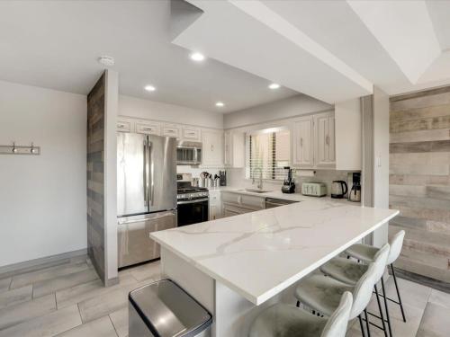 The Alamo Abode - Lake View Pool Newly Renovatedにあるキッチンまたは簡易キッチン