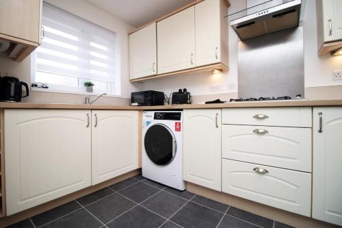 Kuchyň nebo kuchyňský kout v ubytování 5 bedroom sleeps 10 | City Centre Newport