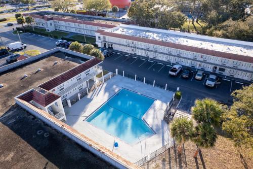 an overhead view of a building with a swimming pool at Impeccably cozy hotel room Developer Inn Express in Kissimmee
