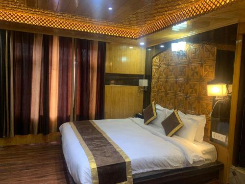 Кровать или кровати в номере Hotel Gulmarg Lux Shanum