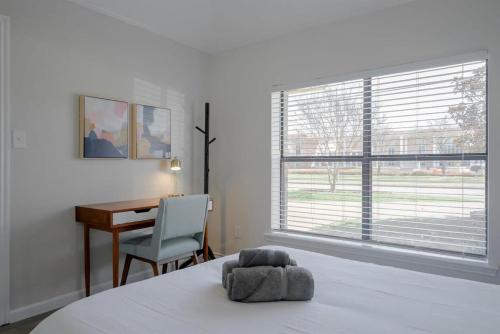 Ένα ή περισσότερα κρεβάτια σε δωμάτιο στο Vibrant Spacious Home w Private Pool and Jacuzzi