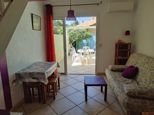 un salon avec un canapé et une table dans l'établissement La Maison De La Mer, Villa duplex 150m de la plage, à Marseillan