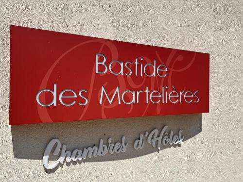 un panneau rouge sur le côté d'un bâtiment dans l'établissement BASTIDE DES MARTELIERES, à Salon-de-Provence