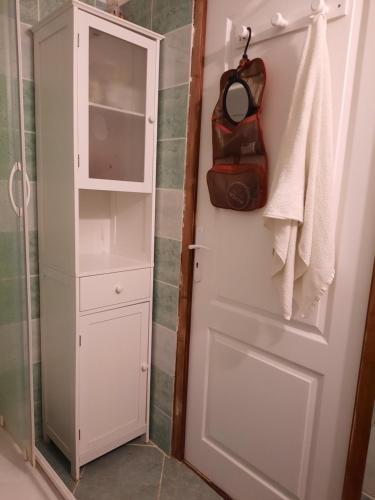 un armario con una puerta blanca y un bolso en Biert La Coume, tweepersoonsbed, en Biert