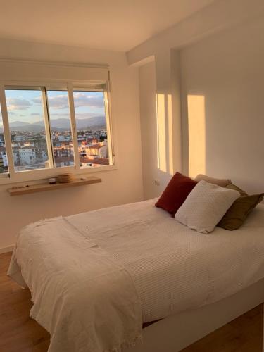 - une chambre avec un grand lit et 2 fenêtres dans l'établissement Apartamento 2 habitaciones, à Torre del Mar