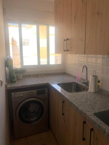 Il comprend une cuisine équipée d'un lave-linge et d'un évier. dans l'établissement Apartamento 2 habitaciones, à Torre del Mar