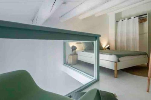 une chambre avec un lit et un miroir dans l'établissement Beau studio duplex plein centre, à Aix-en-Provence