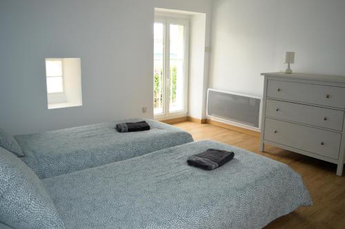 Giường trong phòng chung tại Chez Fabienne, maison avec petite terrasse privée