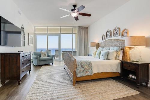Schlafzimmer mit einem Bett und einem Deckenventilator in der Unterkunft Turquoise Place 705C in Orange Beach