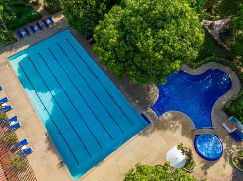 an overhead view of a pool with blue water at GHL Hotel Club el Puente in Girardot