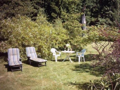 uma mesa e duas cadeiras e uma mesa e cadeiras na relva em Appartement mit Garten em Werneuchen