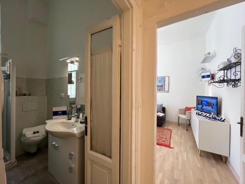 y baño con lavabo y aseo. en Lotti's House by Holiday World, en Milán