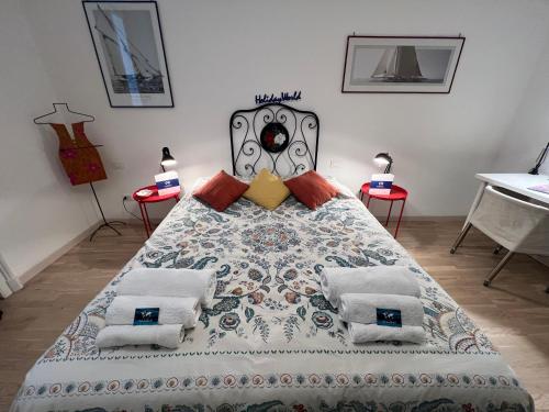 米蘭的住宿－Lotti's House by Holiday World，一间卧室配有一张大床,提供红色和黄色枕头