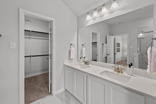 a bathroom with two sinks and a large mirror at Lewisville Lake Urban Escape in Lewisville