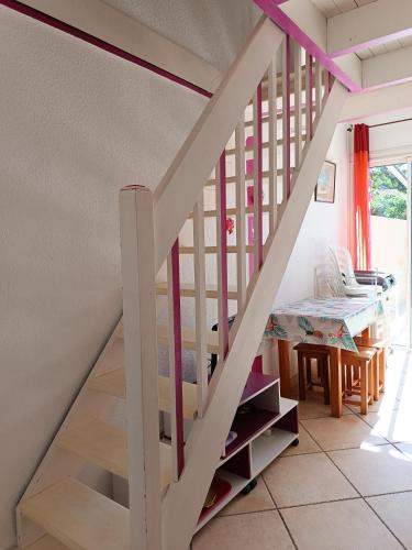 - un escalier dans une pièce avec une table dans l'établissement La Maison De La Mer, Villa duplex 150m de la plage, à Marseillan