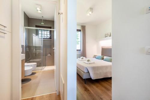 a room with a bed and a bathroom at Appartamento Colibri in San Felice del Benaco